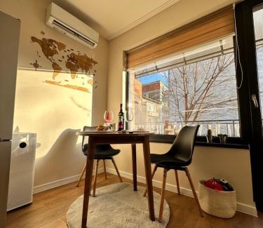 Odesos Apartment | Cozy Apartment with Balcony, 5 min away from the beach- part of the family 'Vicki Apart