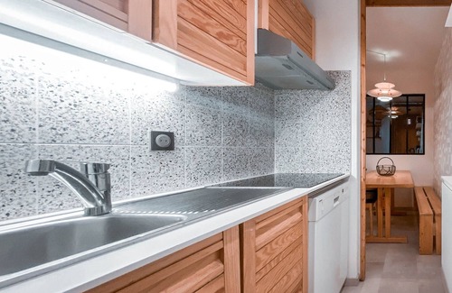 Val-d'Isere Apartment | Cozy Apartment with Mountain View, Balcony, and Covered Parking in Val d'Isère