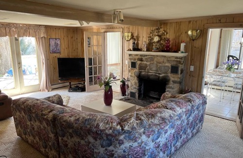 Old Saybrook House | Cozy Beach House - 5 min walk! to Knollwood Beach