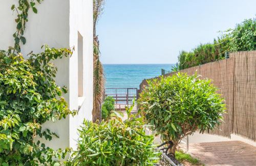 Calahonda Apartment | Cozy beachfront 2BR with Terrace, Pool and Garage