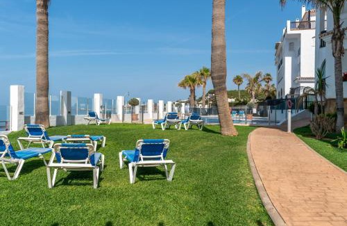 Calahonda Apartment | Cozy beachfront 2BR with Terrace, Pool and Garage