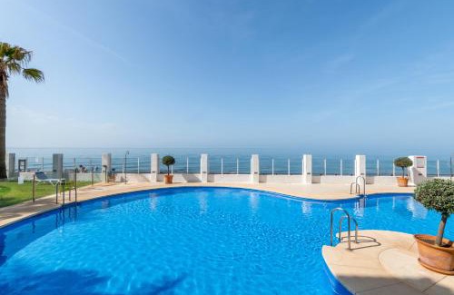 Calahonda Apartment | Cozy beachfront 2BR with Terrace, Pool and Garage