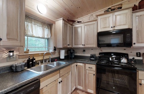 Pigeon Forge Cabin | Cozy Bear Den 2 Bedroom Cabin by RedAwning