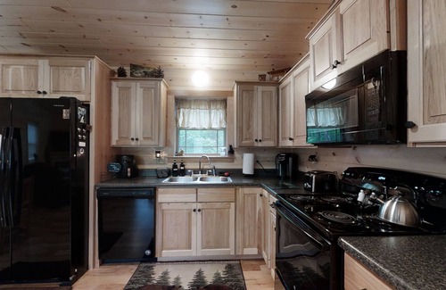 Pigeon Forge Cabin | Cozy Bear Den 2 Bedroom Cabin by RedAwning
