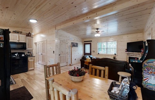 Pigeon Forge Cabin | Cozy Bear Den 2 Bedroom Cabin by RedAwning