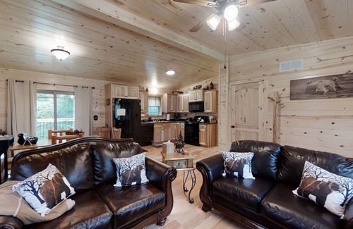 Pigeon Forge Cabin | Cozy Bear Den 2 Bedroom Cabin by RedAwning
