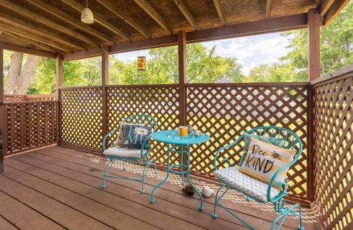 Mount Vernon House | Cozy Bee Hive- Cheerful Stay Near Town