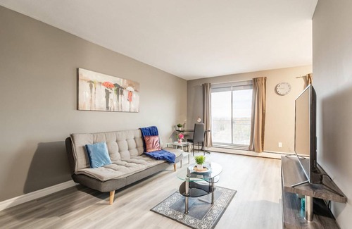 Rosedale Apartment | Cozy & Bright-1BR King Apartment - near DT Hamilton!