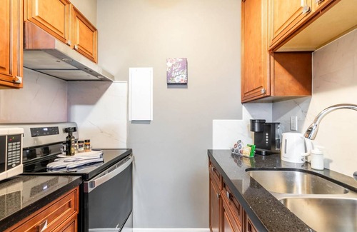 Rosedale Apartment | Cozy & Bright-1BR King Apartment - near DT Hamilton!