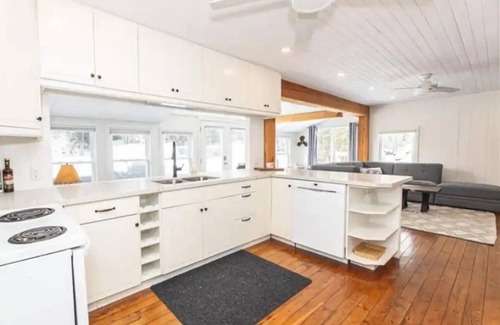 Torrance House | Cozy bungalow in quiet bala bay on lake muskoka. Muskoka Lake