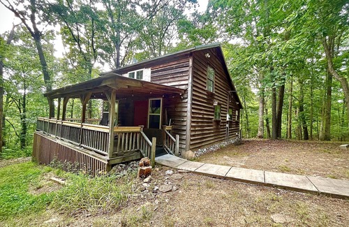 Murray Cabin | Cozy Cabin in the hills of Kentucky Lake. Family getaway or relaxing escape!