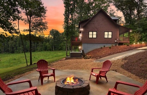Ellijay Cabin | Cozy Cabin Nestled in the Midst of Wineries & Apple Houses w/Hot Tub & Fire Pit!