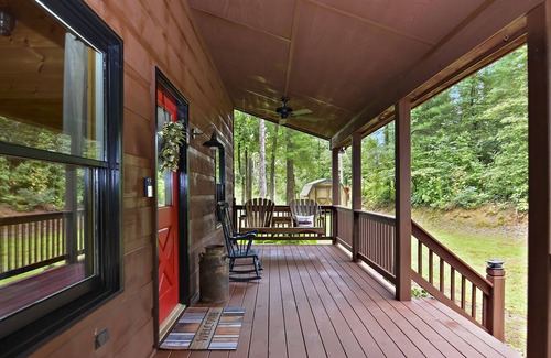 Ellijay Cabin | Cozy Cabin Nestled in the Midst of Wineries & Apple Houses w/Hot Tub & Fire Pit!