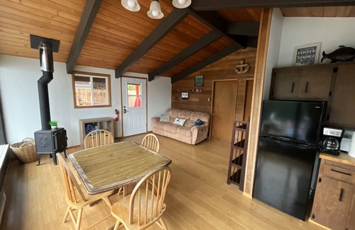 Port Angeles Cabin | Cozy Cabin on Lake Sutherland with hot tub, huge dock and kayaks!