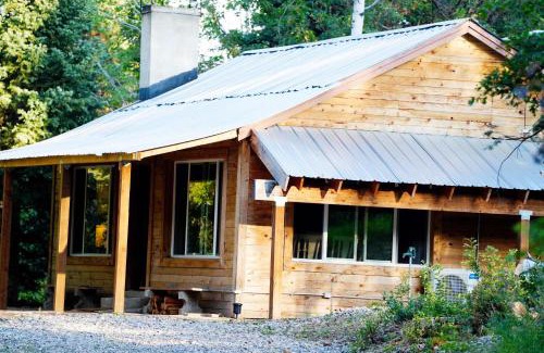 Midway House | Cozy Cabin Retreat in Midway