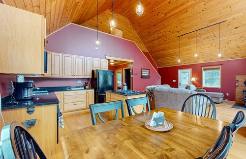 Morgan House | Cozy Cabin w/access to VAST trail system, close to swimming, kayaking & fishing