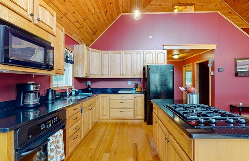 Morgan House | Cozy Cabin w/access to VAST trail system, close to swimming, kayaking & fishing