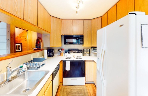 Pla-Vada Woodlands Cabin | Cozy cabin with a large deck, firepit, & gas grill - near golf and skiing