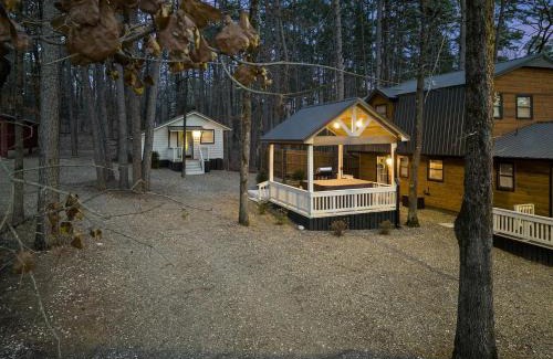 Broken Bow House | Cozy Cabin with Additional Studio Mini-Cabin in Broken Bow, Oklahoma