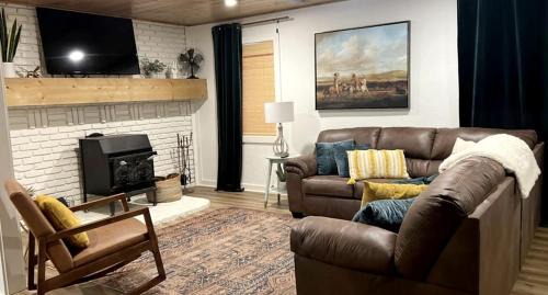 Broken Bow House | Cozy Cabin with Additional Studio Mini-Cabin in Broken Bow, Oklahoma
