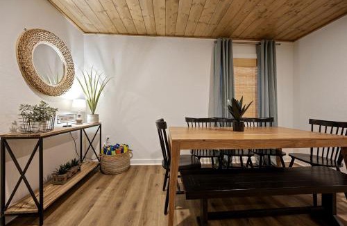 Broken Bow House | Cozy Cabin with Additional Studio Mini-Cabin in Broken Bow, Oklahoma