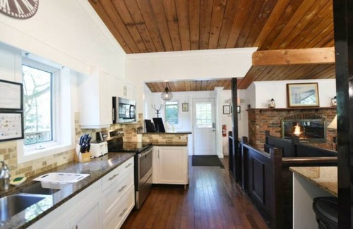 The Blue Mountains Ski Chalet | Cozy chalet w/heated pool, hot tub, sauna 3 min dr. to the Blue Mountain village