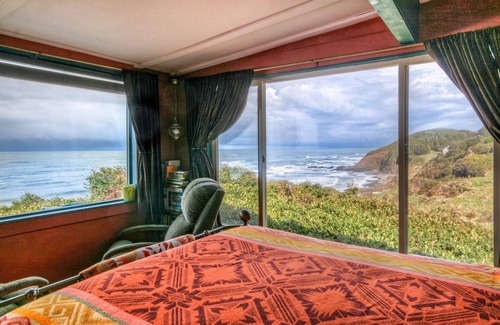 Yachats Cabin | Cozy Cliffside Cabin Stunning Oregon Coast Views | No Cleaning Fees