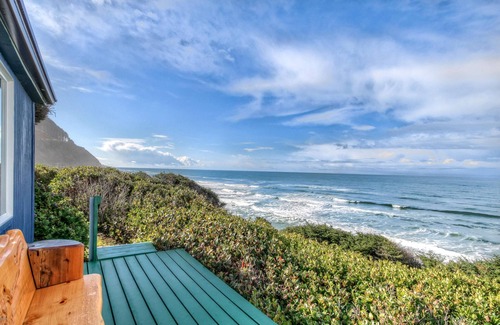 Yachats Cabin | Cozy Cliffside Cabin Stunning Oregon Coast Views | No Cleaning Fees