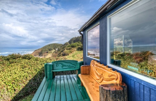 Yachats Cabin | Cozy Cliffside Cabin Stunning Oregon Coast Views | No Cleaning Fees