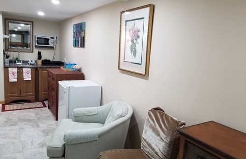 West Falls Church Apartment | Cozy, comfortable, elegant apartment suite in Northern VA