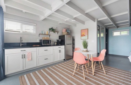 Bay Park House | Cozy Cottage blocks from the Bay!
