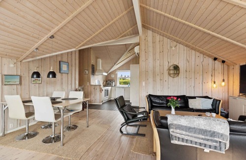 Kramnitse House | Cozy cottage near beach with fenced garden