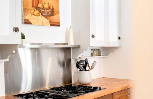 North University House | Cozy Cottage Near Downtown and University of Texas