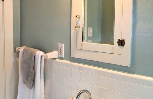 North University House | Cozy Cottage Near Downtown and University of Texas