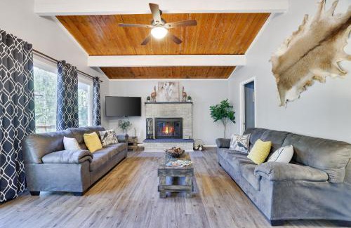 Tobyhanna House | COZY COTTAGE Spacious 4Bdrm 2Bth, Hot Tub, Game Movie Room, Firepit, Arcades, Backyard Playground, 2 Min Walk To Pool, Lake, Beach, Basketball, Minigolf and Tennis