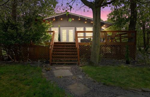 Tobyhanna House | COZY COTTAGE Spacious 4Bdrm 2Bth, Hot Tub, Game Movie Room, Firepit, Arcades, Backyard Playground, 2 Min Walk To Pool, Lake, Beach, Basketball, Minigolf and Tennis