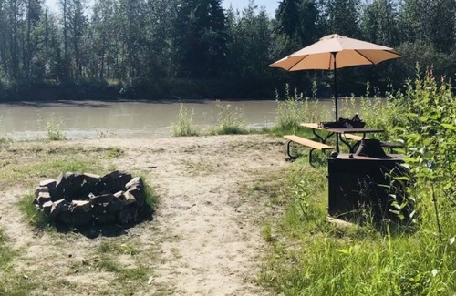 Fairbanks Cabin | Cozy dry cabin on the river. Pet friendly!