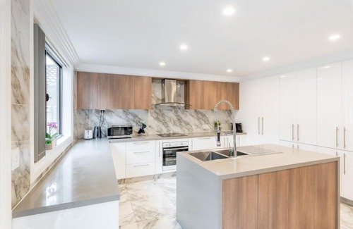 Glenfield House | Cozy Duplex Home 3 Bdrms 1 Bath Sleeps 6
