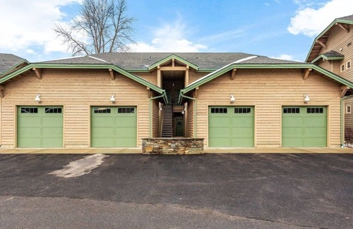 Dover Bay Condo | Cozy Getaway at The Lazy Bear Lodge: 3BR/2BA in Dover, ID!