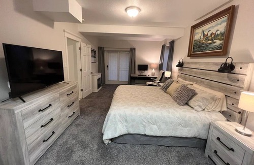 Bel Aire House | Cozy Guest Suite with Amazing Views from Front Porch and Hot Tub