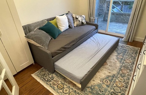 James Bay House | Cozy half-duplex in central location - walk to downtown or the beach