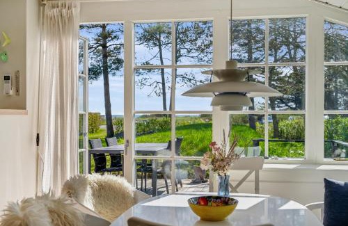 Handrup Strand House | Cozy Holiday Home A Stone's Throw From The Water