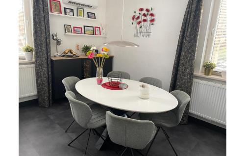Eext House | Cozy Home In Eext With Kitchen