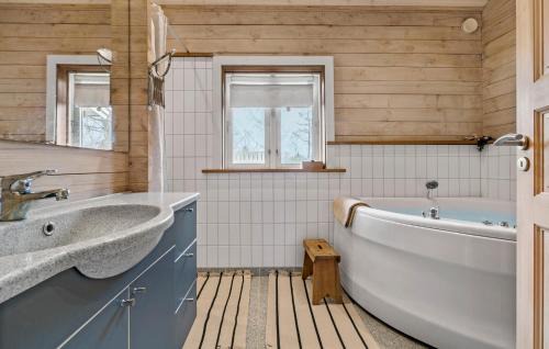 Holbaek House | Cozy Home In Holbæk With House Sea View