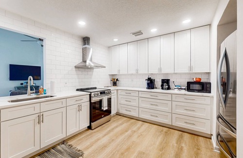 Golden Glades - The Woods House | Cozy home near Intracoastal Waterway with screened porch, washer/dryer & AC