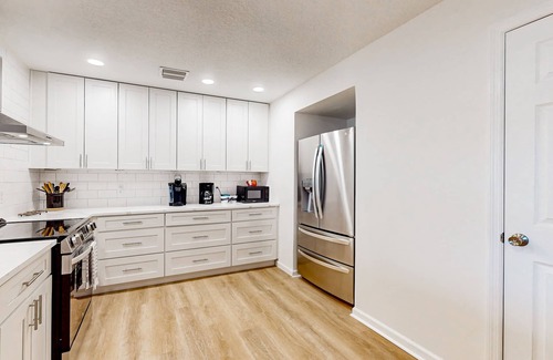Golden Glades - The Woods House | Cozy home near Intracoastal Waterway with screened porch, washer/dryer & AC