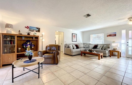 New Smyrna Beach House | Cozy home with 1-car garage within walking distance to the beach. 836C