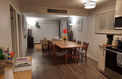 Wasaga Beach House | Cozy home with all the amenities you need, just 1min walk from a beautiful beach