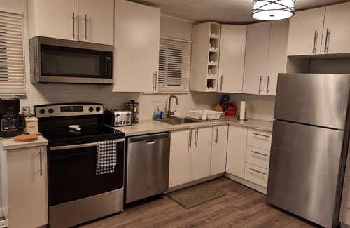 Wasaga Beach House | Cozy home with all the amenities you need, just 1min walk from a beautiful beach
