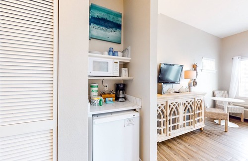 Gulf Place Apartment | Cozy Hotel-Style- near beach & dining with kitchenette, pools, hot tub, & tennis